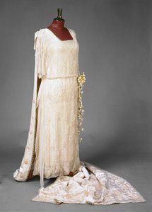 Trouwjurk gedragen door Mary, Prinses Royal, 1922